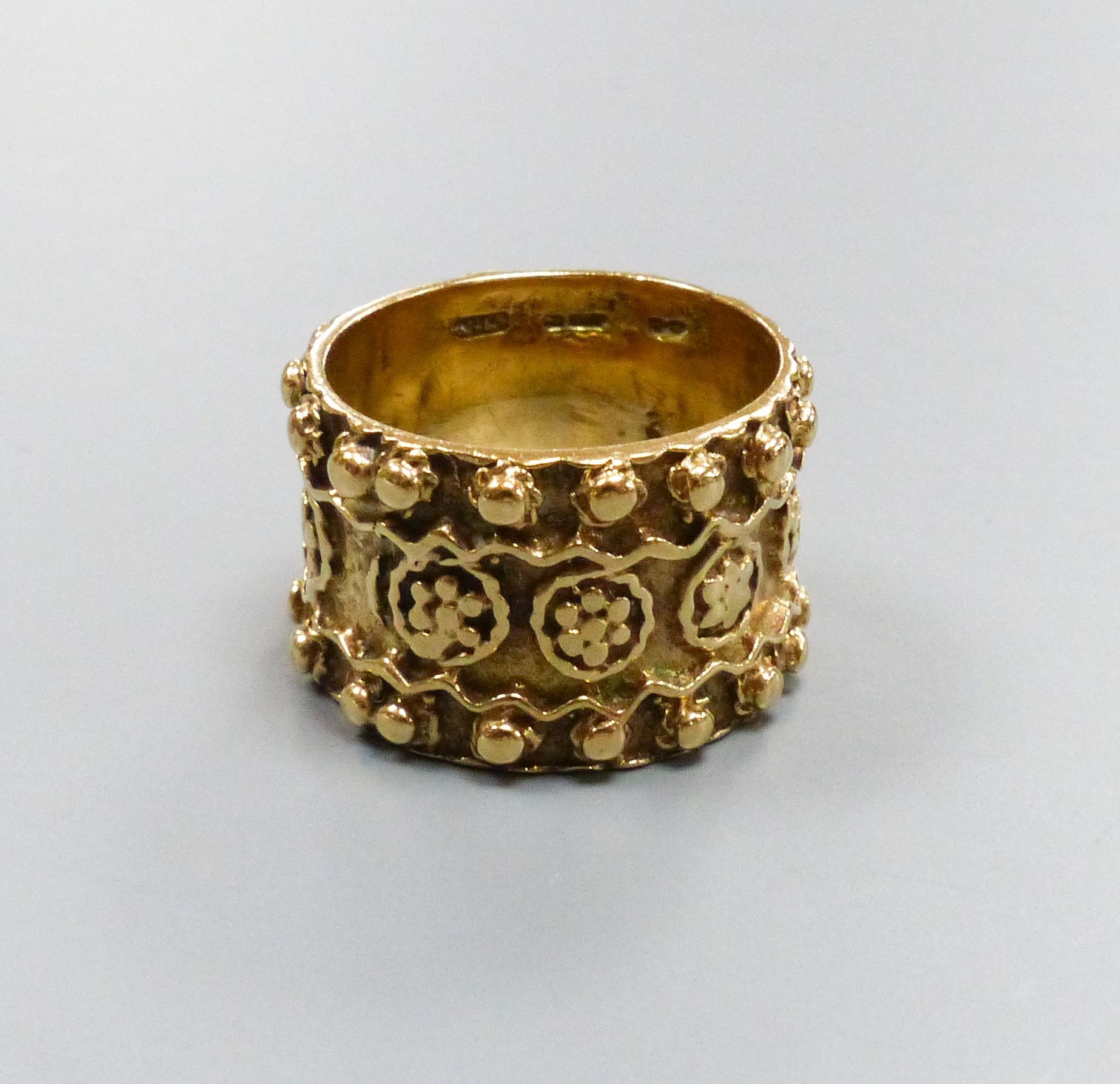 A yellow gold bead and flower-decorated ring (indistinct hallmarks), size N, 8.4 grams.